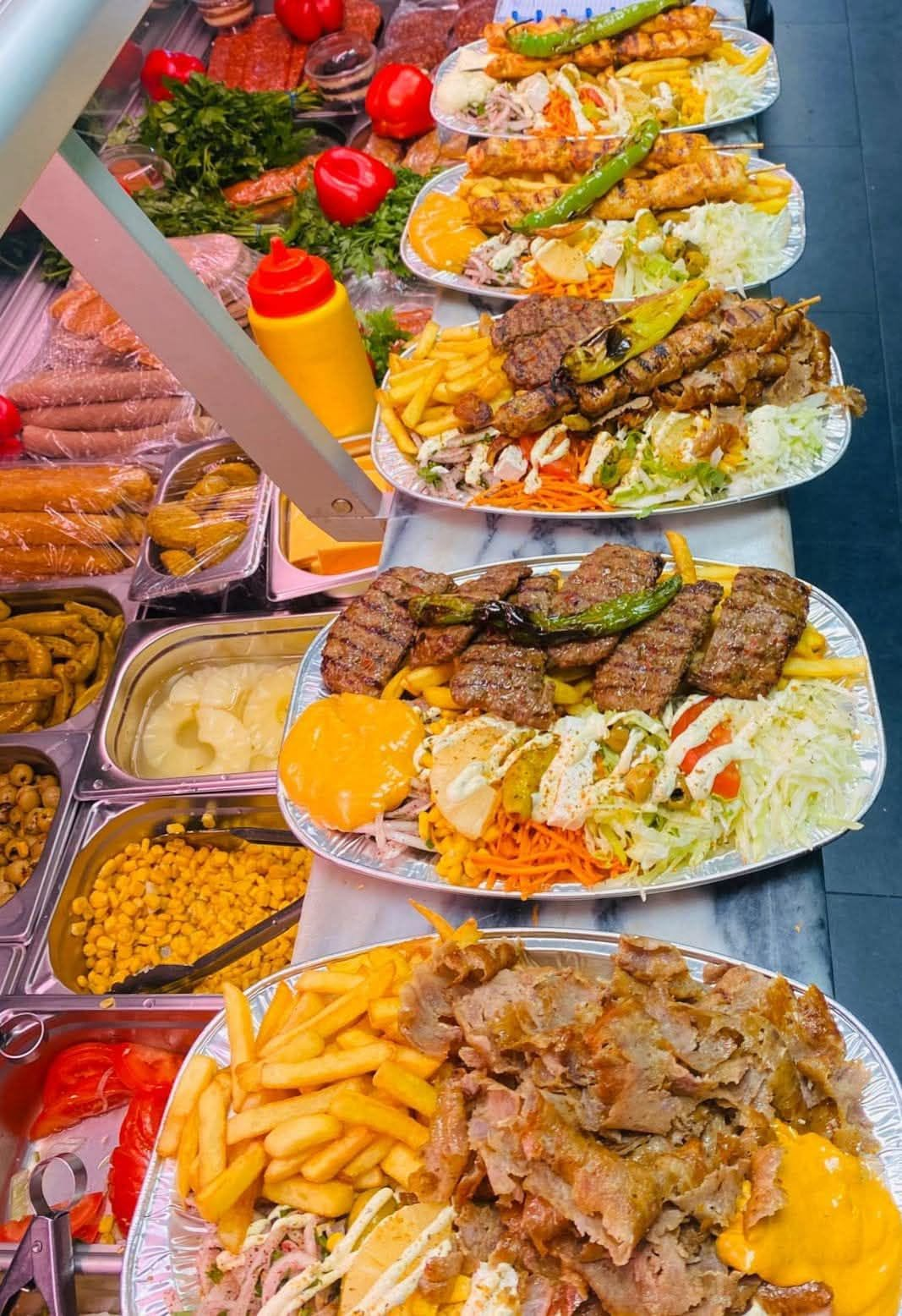 Assiettes préparées alignées sur le comptoir