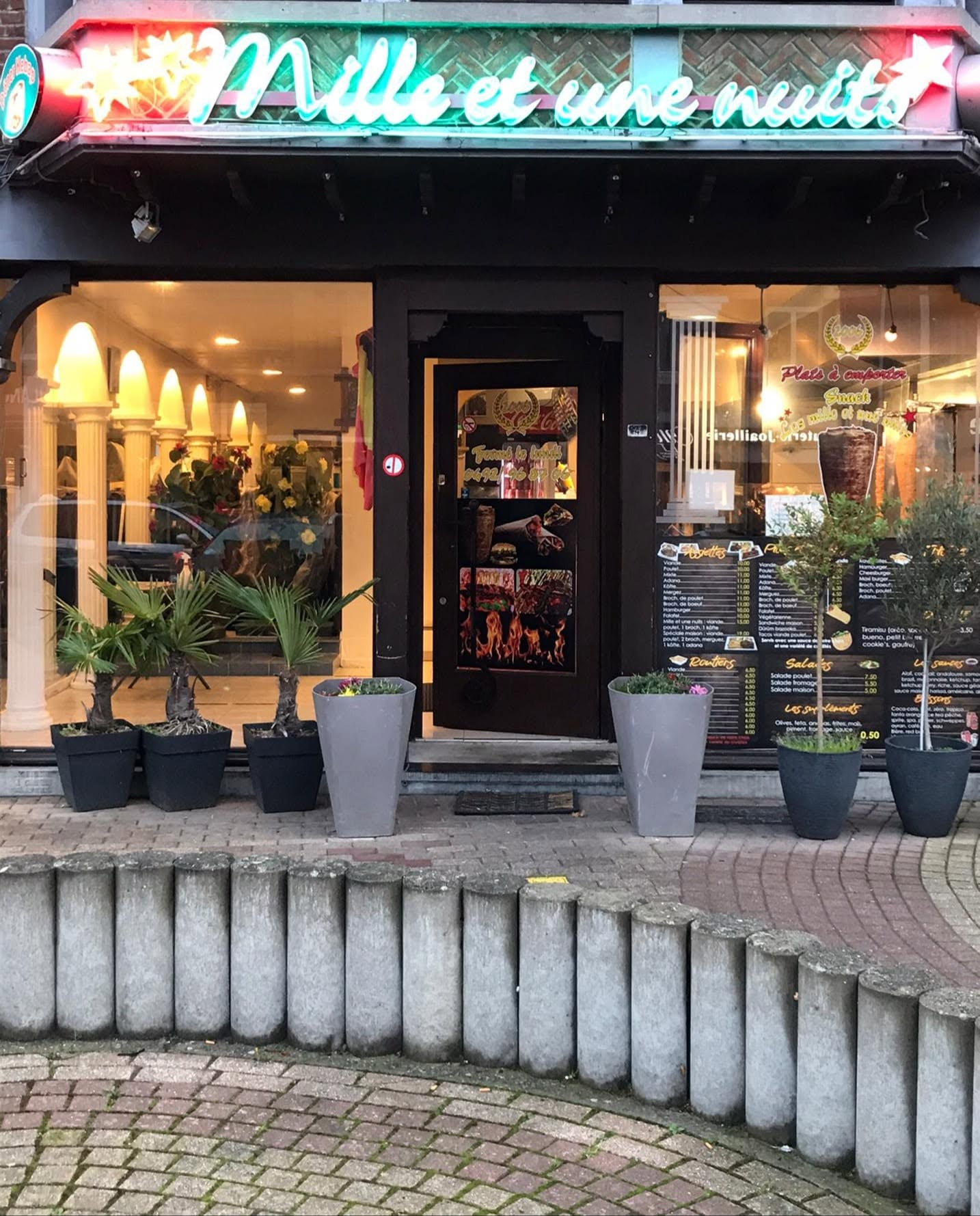 Enseigne néon Mille et une nuits le soir